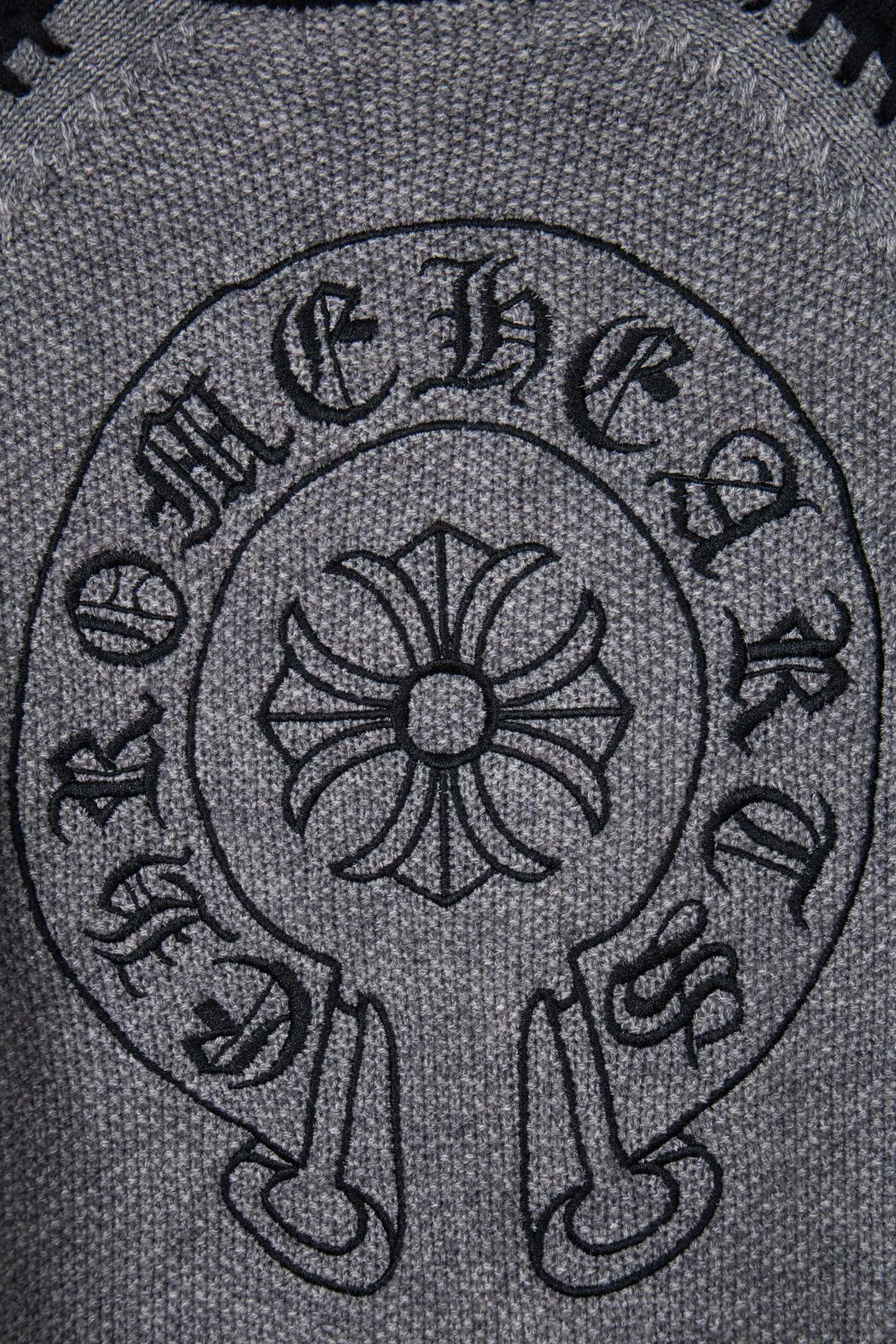 P290 ChromeHearts popular Chrome Hearts CH Sanskrit horseshoe cross embroidery pullover round neck raglan sleeve sweater. Contrast color splicing raglan round neck knitted sweater, unique knitting texture, soft and skin-friendly, classic pattern embroidery on the front and back. Retro chic. The contrasting color raglan sleeve design and the thick stitching craftsmanship at the joints make it look great when worn alone or layered! The fit is loose and slimming! Fashionable patchwork colored sweater, colorfully intertwined, with clear layers, warm and slimming. Whether worn alone or layered, you can easily control various styles and show your personal charm. The raglan sleeves are shoulder-width in contrasting colors and have ultra-detailed embroidery on the front and back, giving it a casual street feel. It looks great when worn alone! The sleeves are designed with contrasting colors and seams, and the round neck style reveals the neck and flatters the face shape! Wool blend knitted fabric, soft, comfortable and warm to the touch. Contrasting color design➕Loose fit, not flattering on your body shape and slimming, not to mention how easy it is to wear! Basic, versatile and fashionable classic! Black and white are versatile! Black and gray high-end! Couples get involved!  Color: black and white/black gray Size: S~M~L